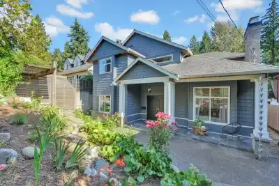 425 TEMPE CRESCENT, North Vancouver BC V7N 1E7