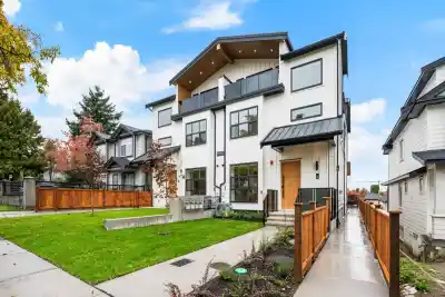 3 3065 CHARLES STREET, Vancouver BC V5K 3B6