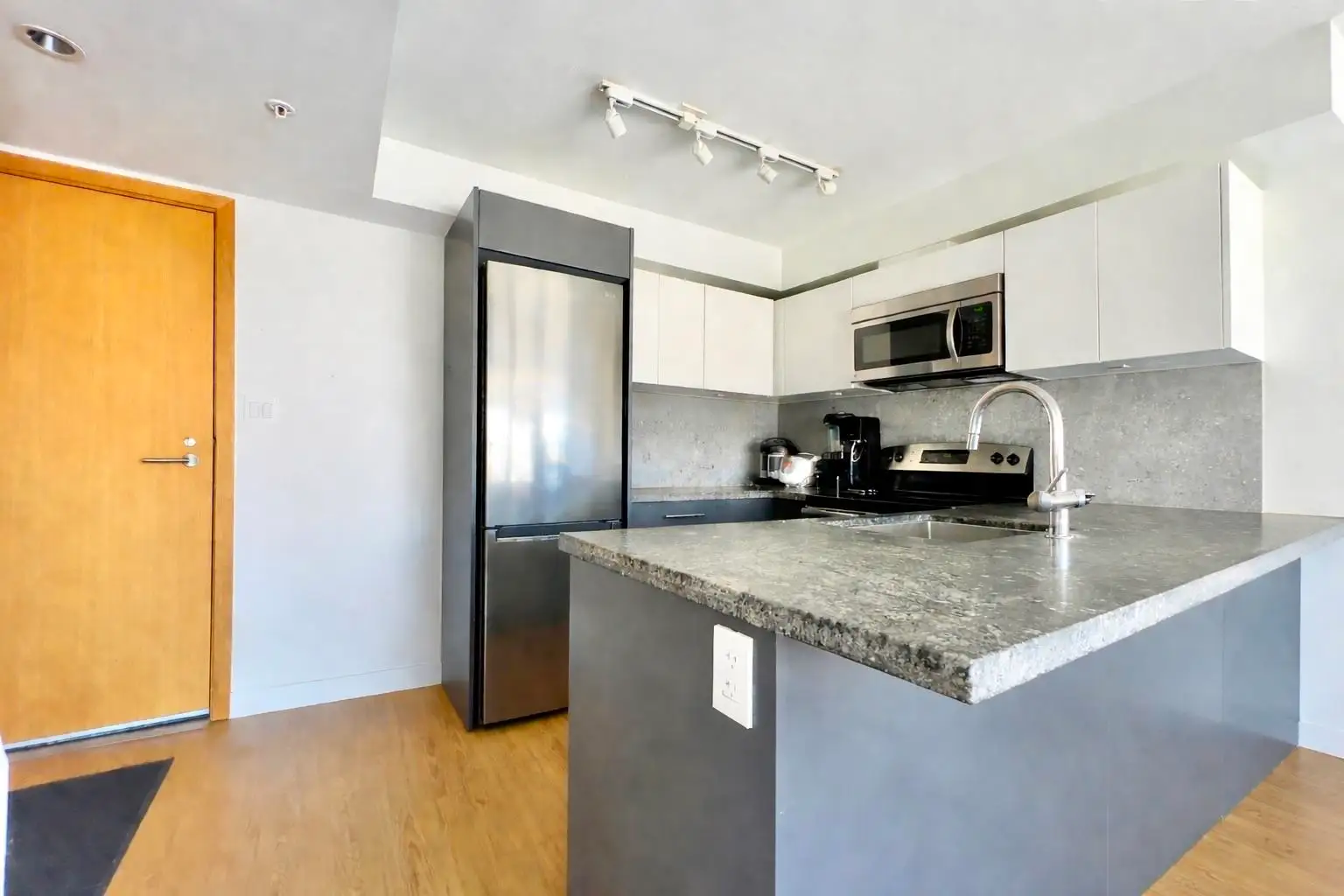 802 188 KEEFER STREET, Vancouver BC V6A 0E3