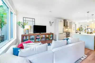 127 525 E 2ND STREET, North Vancouver BC V7L 1E1
