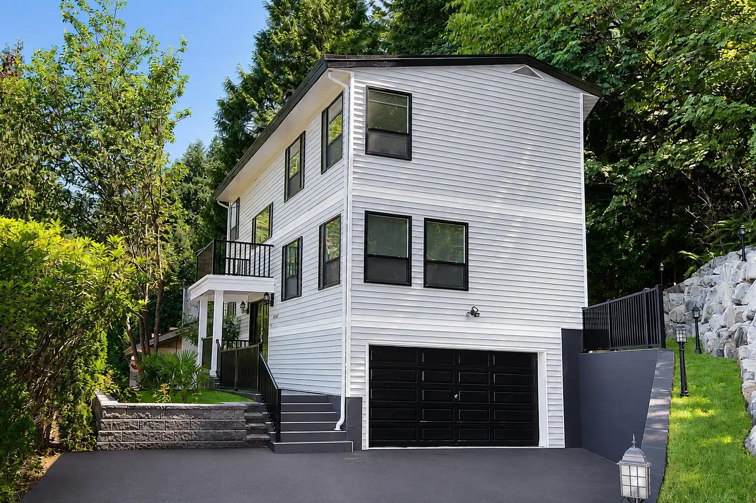 5530 GREENLEAF ROAD, West Vancouver BC V7W 1N6