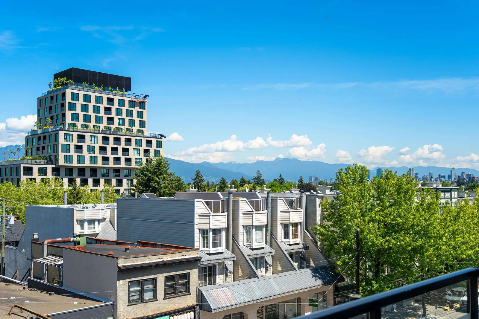 302 3788 W 10TH AVENUE, Vancouver BC V6R 2G4