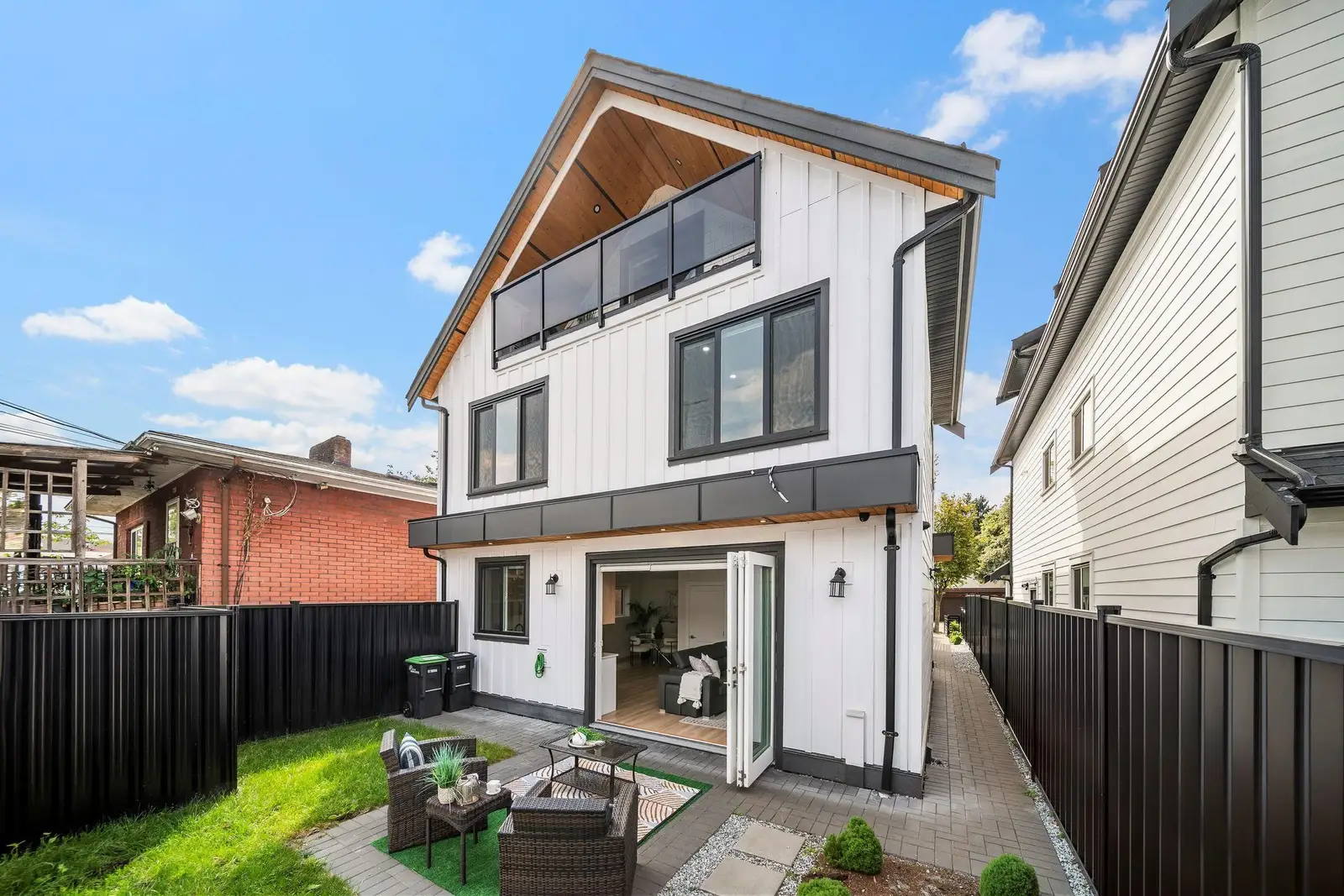 2369 ADANAC STREET, Vancouver BC V5L 2E9