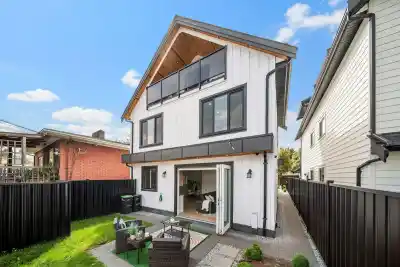 2369 ADANAC STREET, Vancouver BC V5L 2E9
