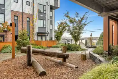 146 545 E 2ND STREET, North Vancouver BC V7L 1E1