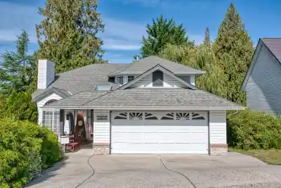 5818 TRAIL AVENUE, Sechelt BC V7Z 0L9
