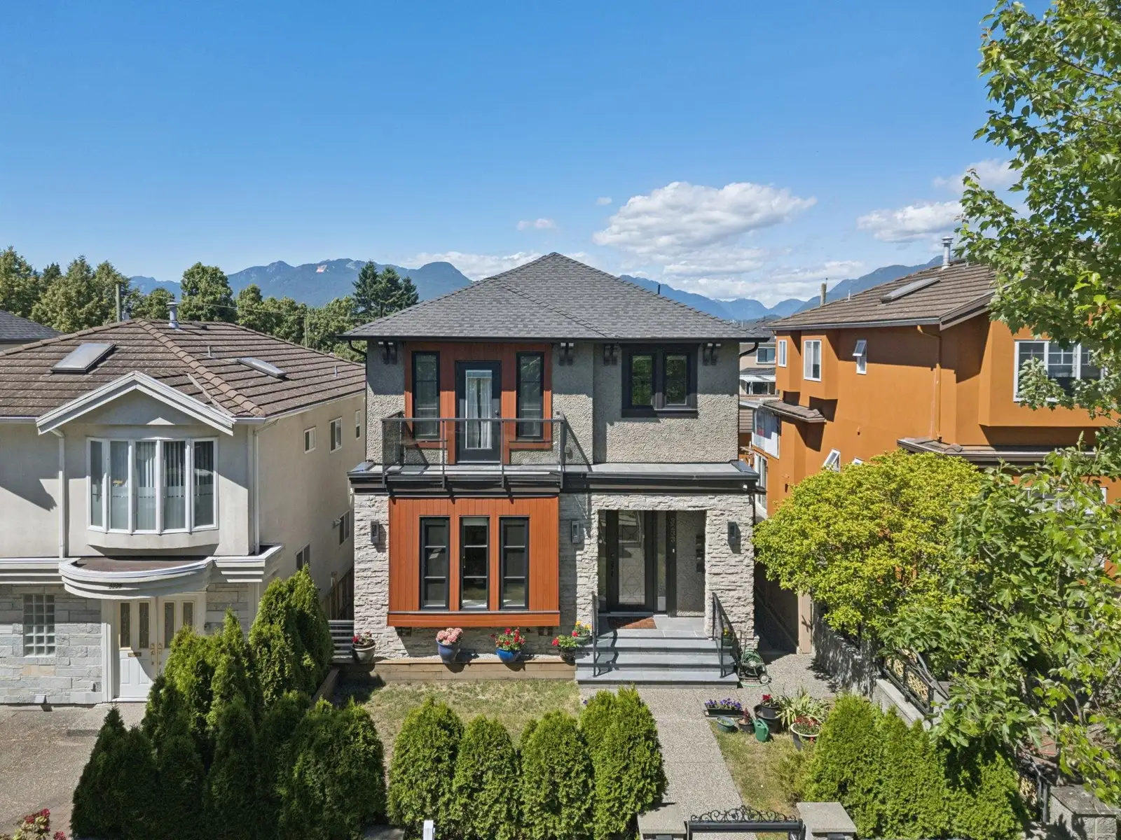 3233 GRANT STREET, Vancouver BC V5K 3J1