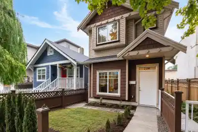 2139 TRIUMPH STREET, Vancouver BC V5L 1L1