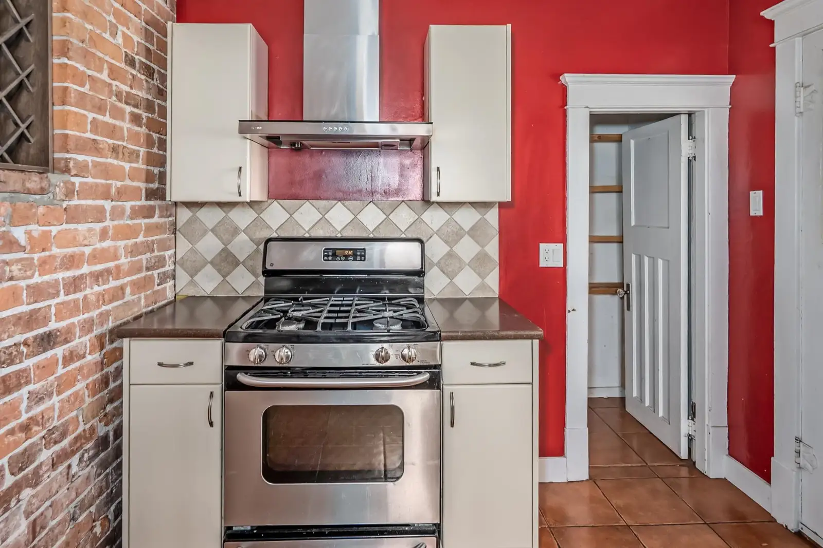 6085 QUEBEC STREET, Vancouver BC V5W 2P5