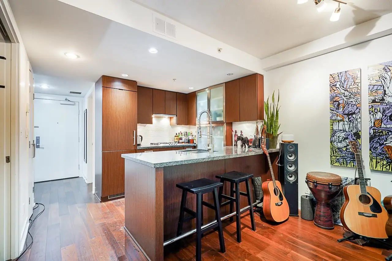 210 1055 RICHARDS STREET, Vancouver BC V6B 0C2