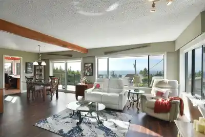 4926 LAUREL AVENUE, Sechelt BC V7Z 0B7