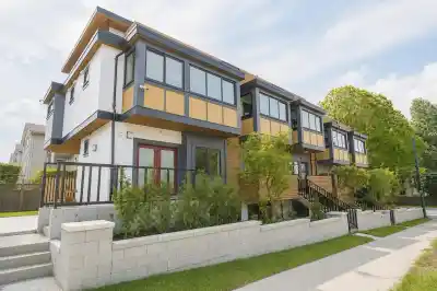 2412 DUNDAS STREET, Vancouver BC V5K 1P6