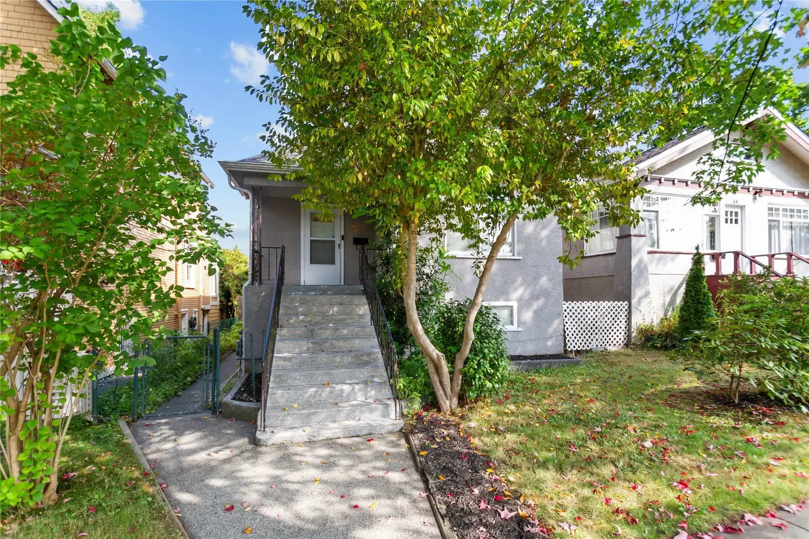2461 DUNDAS STREET, Vancouver BC V5K 1P5