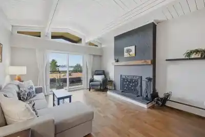 304 325 W 3RD STREET, North Vancouver BC V7M 1G3