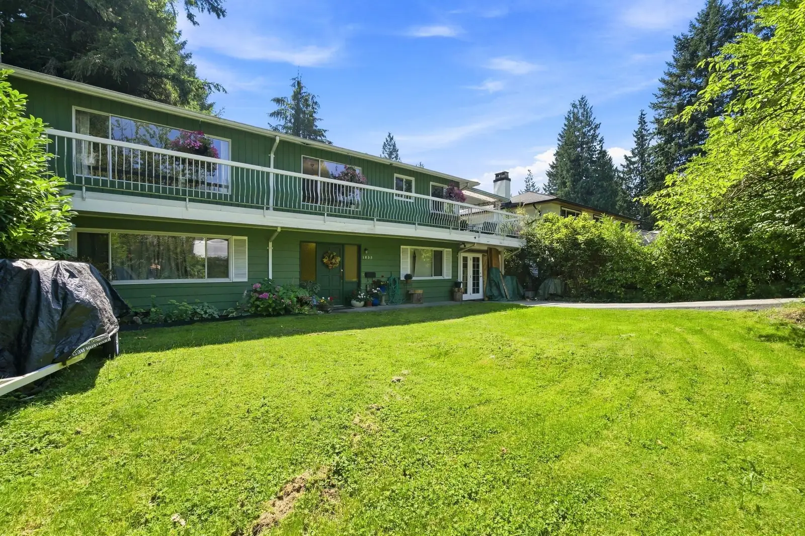 1033 CLEMENTS AVENUE, North Vancouver BC V7R 2L3