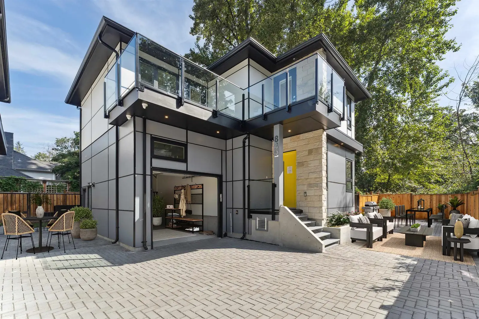 842 ST. DENIS AVENUE, North Vancouver BC V7J 2G4