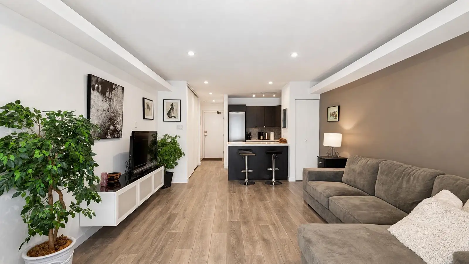 214 1545 E 2ND AVENUE, Vancouver BC V5N 1C8