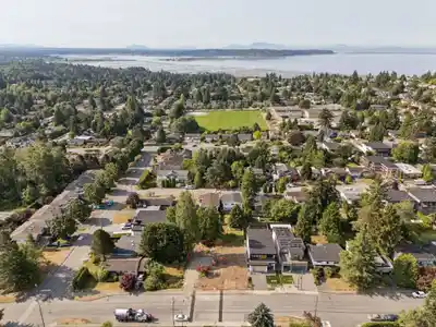 15916 RUSSELL AVENUE, White Rock BC V4B 2S4