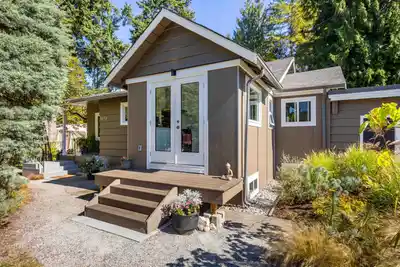 5670 TRIDENT AVENUE, Sechelt BC V7Z 2P4
