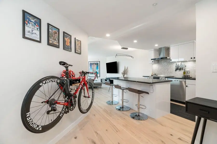 710 1050 BURRARD STREET, Vancouver BC V6Z 2S3