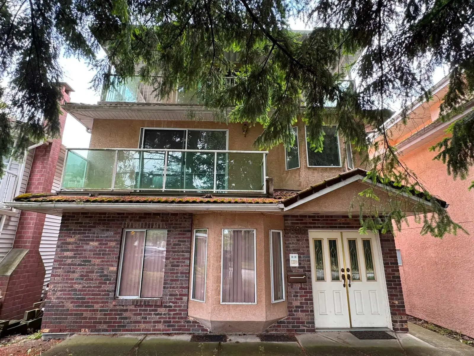 5896 ONTARIO STREET, Vancouver BC V5W 2L9