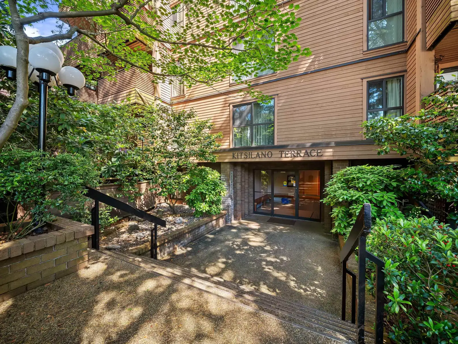 402 2211 W 2ND AVENUE, Vancouver BC V6K 1H8