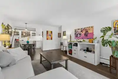 201 127 E 4TH STREET, North Vancouver BC V7L 1H7