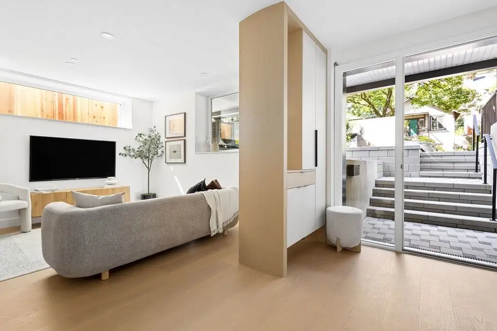 2 2124 E 8 AVENUE, Vancouver BC V5N 1V5