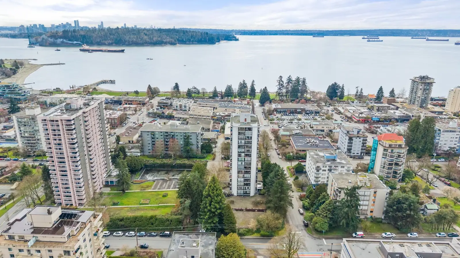 704 650 16TH STREET, West Vancouver BC V7V 3R9