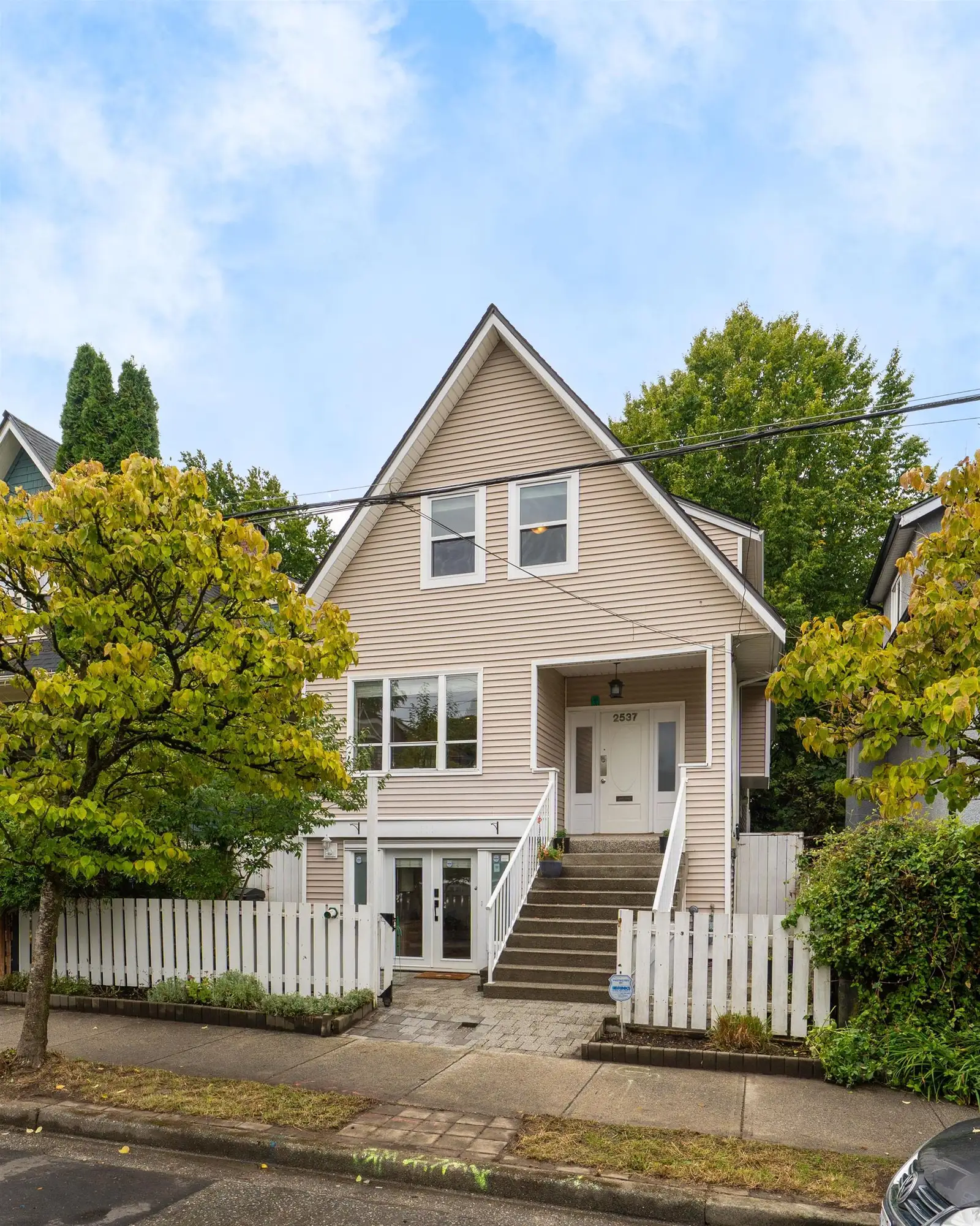 2537 WOODLAND DRIVE, Vancouver BC V5N 3P4