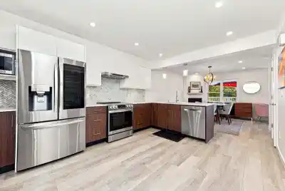 203 1513 BOWSER AVENUE, North Vancouver BC V7P 2Y4