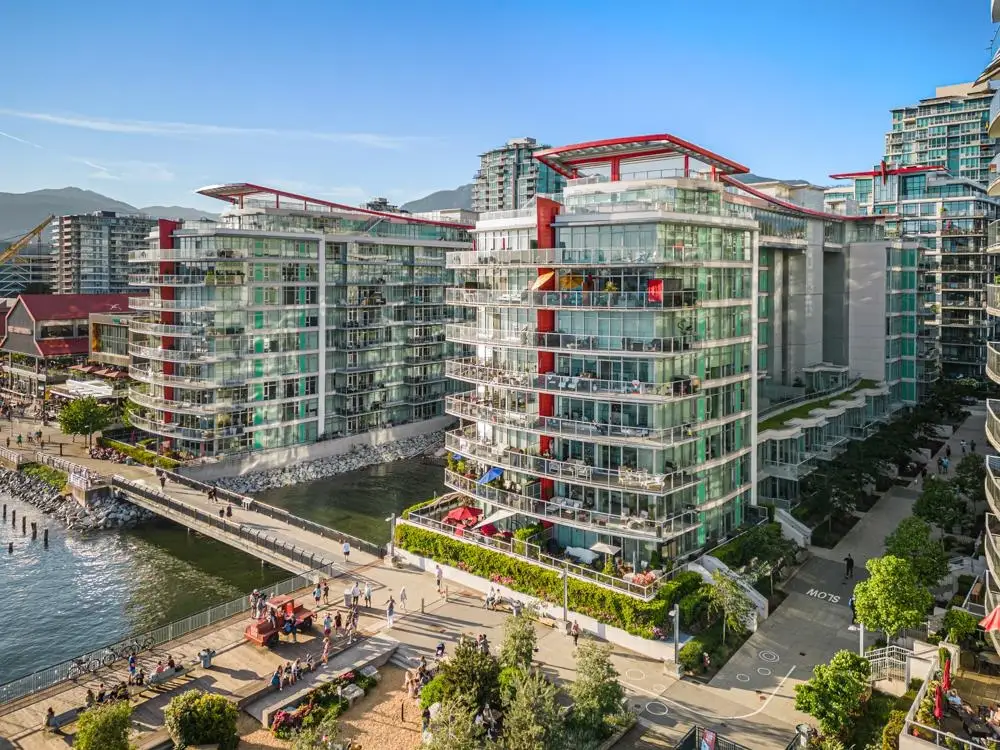 204 175 VICTORY SHIP WAY, North Vancouver BC V7L 0G1