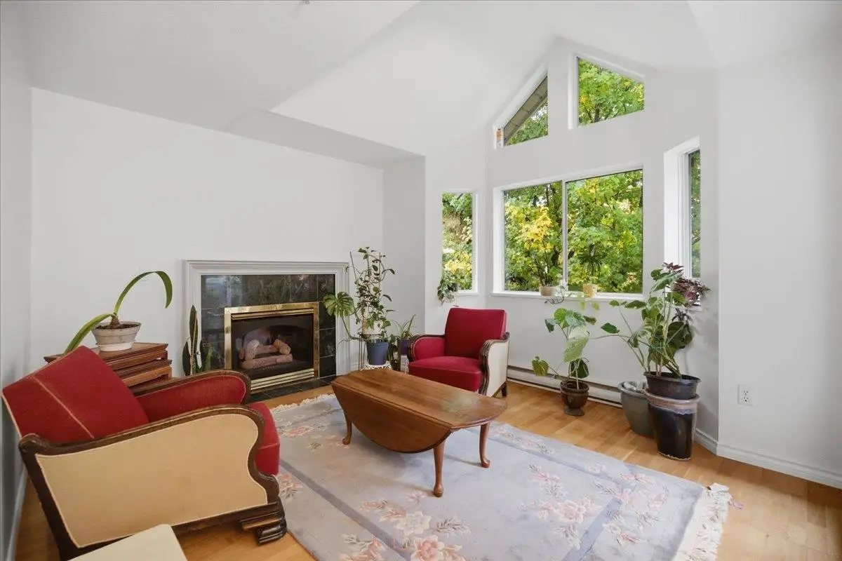 404 1723 FRANCES STREET, Vancouver BC V5L 1Z5