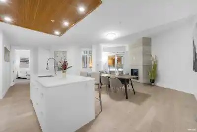 101 6699 NELSON AVENUE, West Vancouver BC V7W 2B2