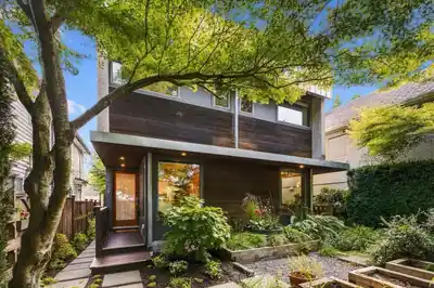 3008 VICTORIA DRIVE, Vancouver BC V5N 4M1