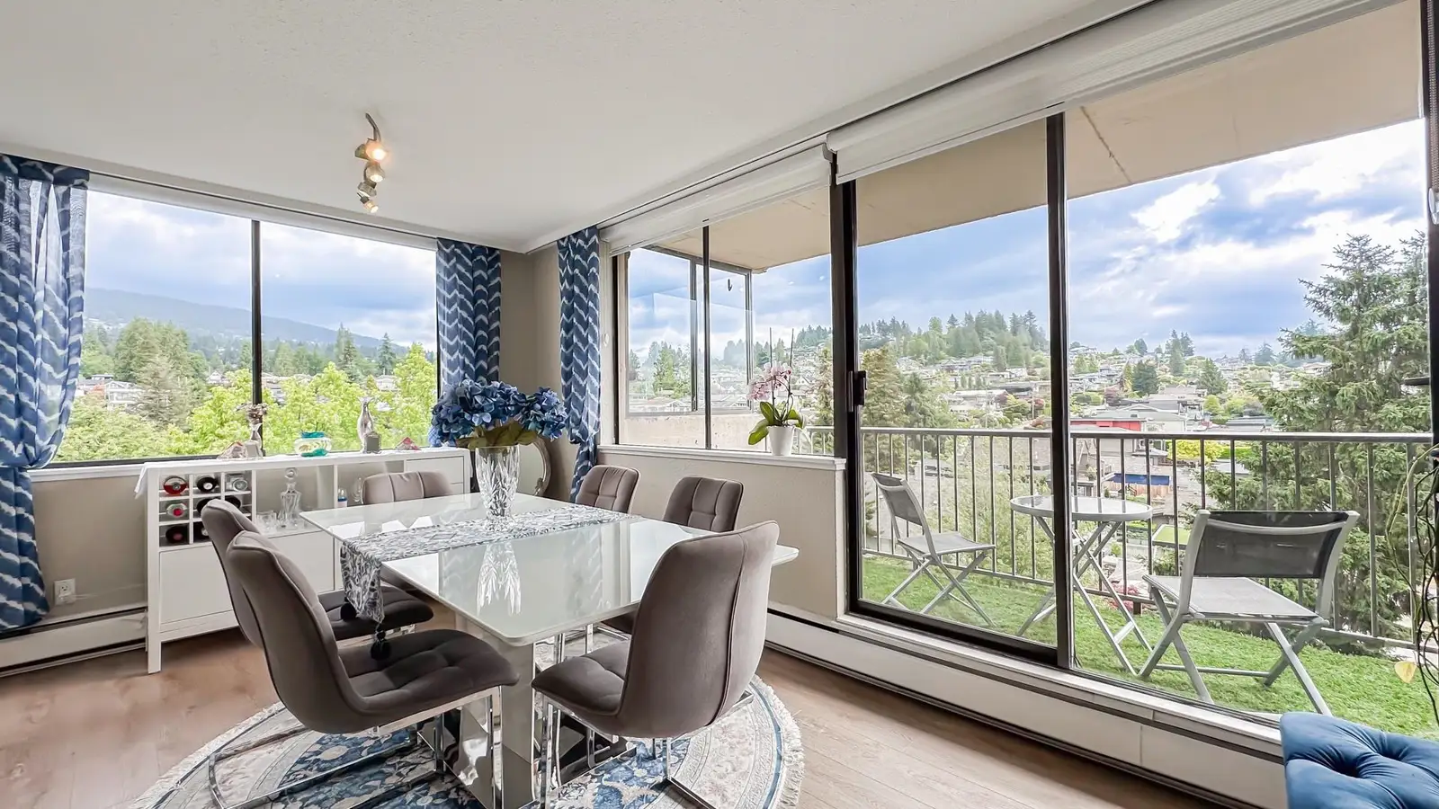 605 555 13TH STREET, West Vancouver BC V7T 2N8