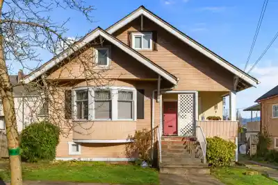 1925 ADANAC STREET, Vancouver BC V5L 2E5