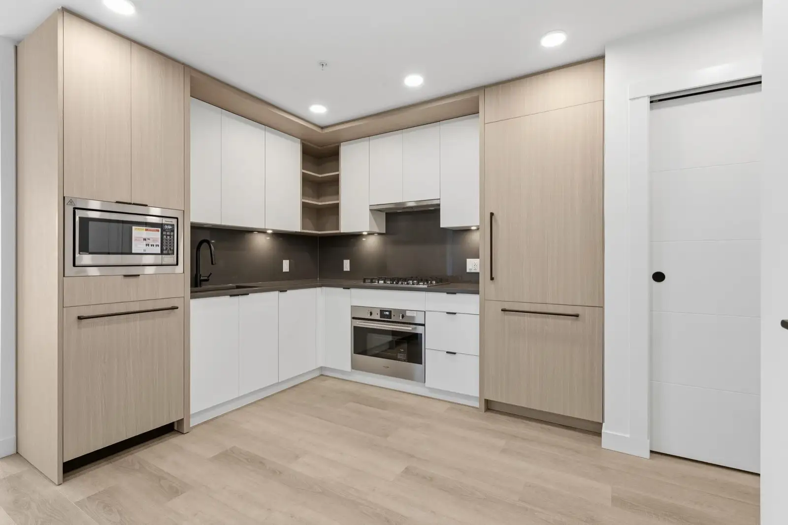 403 2268 E BROADWAY, Vancouver BC V5N 0L2