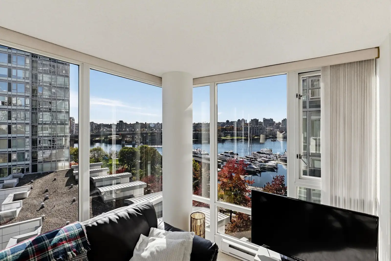 901 1067 MARINASIDE CRESCENT, Vancouver BC V6Z 3A4
