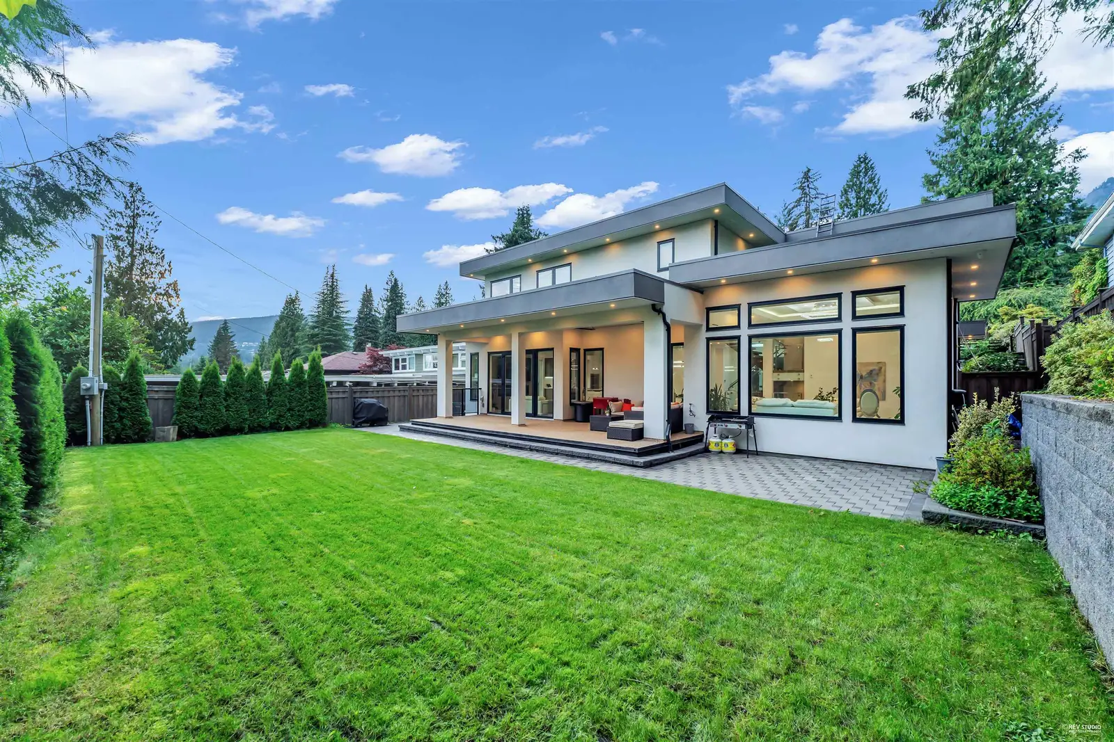 929 CANYON BOULEVARD, North Vancouver BC V7R 2J9