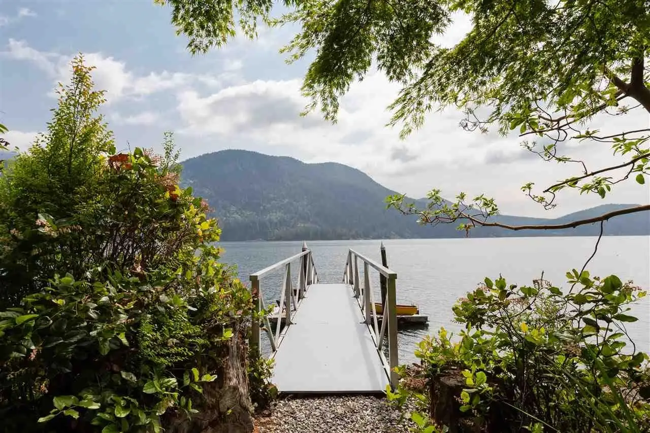 330 SASAMAT LANE, North Vancouver BC V7G 2S4