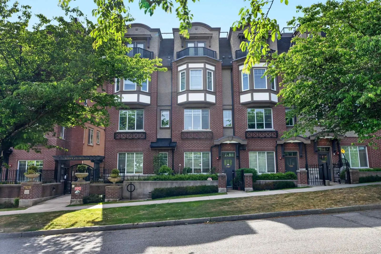 7523 YUKON STREET, Vancouver BC V5X 2Y4
