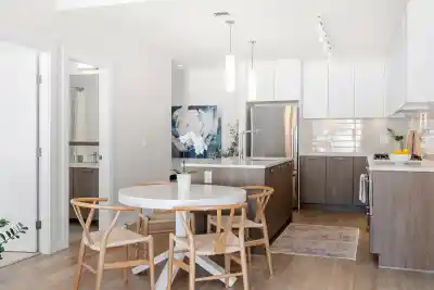 205 615 E 3RD STREET, North Vancouver BC V7L 0G3