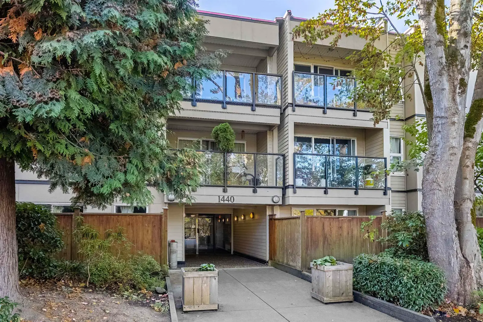 211 1440 E BROADWAY, Vancouver BC V5N 5P2