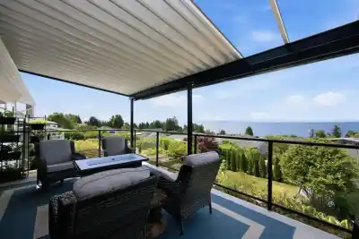 5111 BAY ROAD, Sechelt BC V7Z 0B5