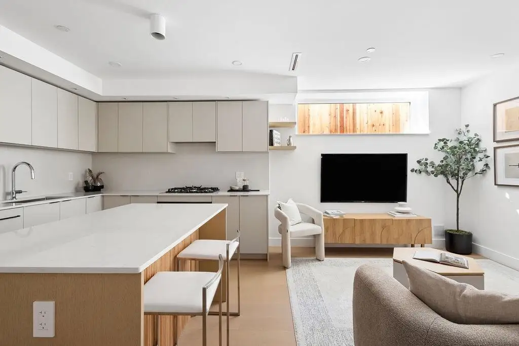2 2124 E 8 AVENUE, Vancouver BC V5N 1V5
