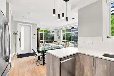 1185 VICTORIA DRIVE, Vancouver BC V5L 4G4
