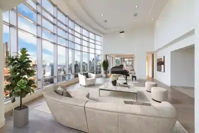 PH 1 1500 ALBERNI STREET, Vancouver BC V6G 3C9
