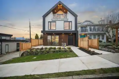 1 3623 TRIUMPH STREET, Vancouver BC V5K 1V4