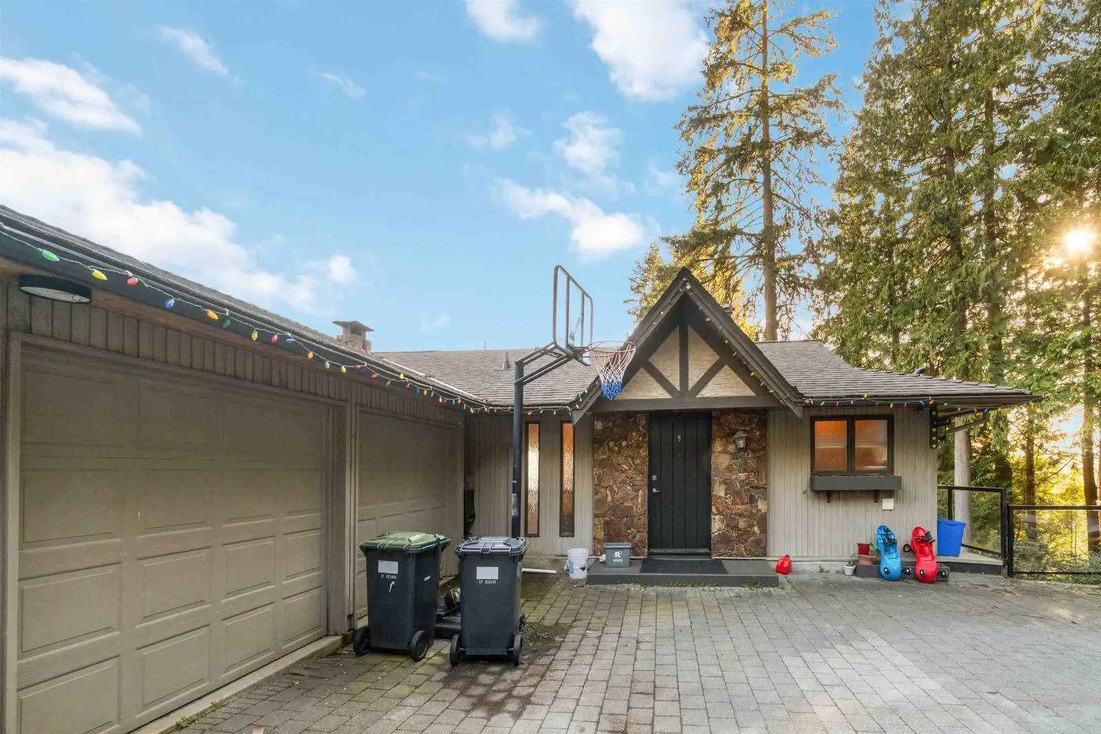 5189 MADEIRA COURT, North Vancouver BC V7R 3K7